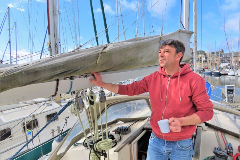En Bretagne, Fanch a choisi de vivre au port, dans son bateau