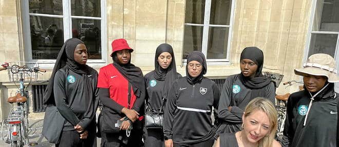 Paris, ce lundi 26 juin 2023. Le collectif des Hijabeuses, avec leur avocate Me Marion Ogier, a la sortie de l'audience au Conseil d'Etat sur le sujet du port du voile dans le football. 