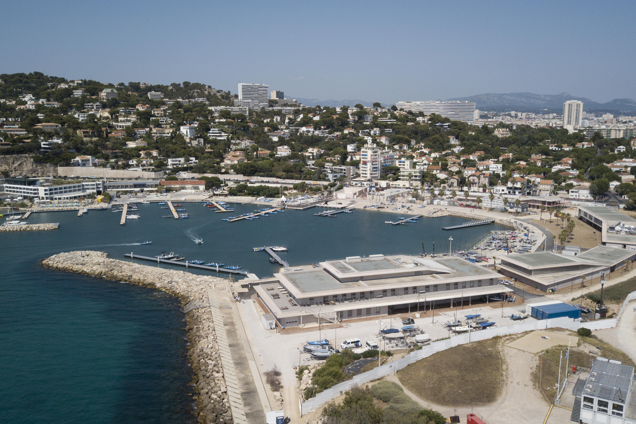 Vue aérienne de la Marina Roucas Blanc de Marseille, site des épreuves de voile olympiques des Jeux de Paris-2024, photographiée lors des test-events cette semaine.