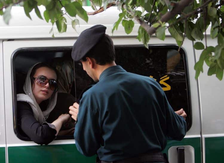 Iran : de plus en plus de femmes refusant le voile condamnées pour "troubles mentaux"