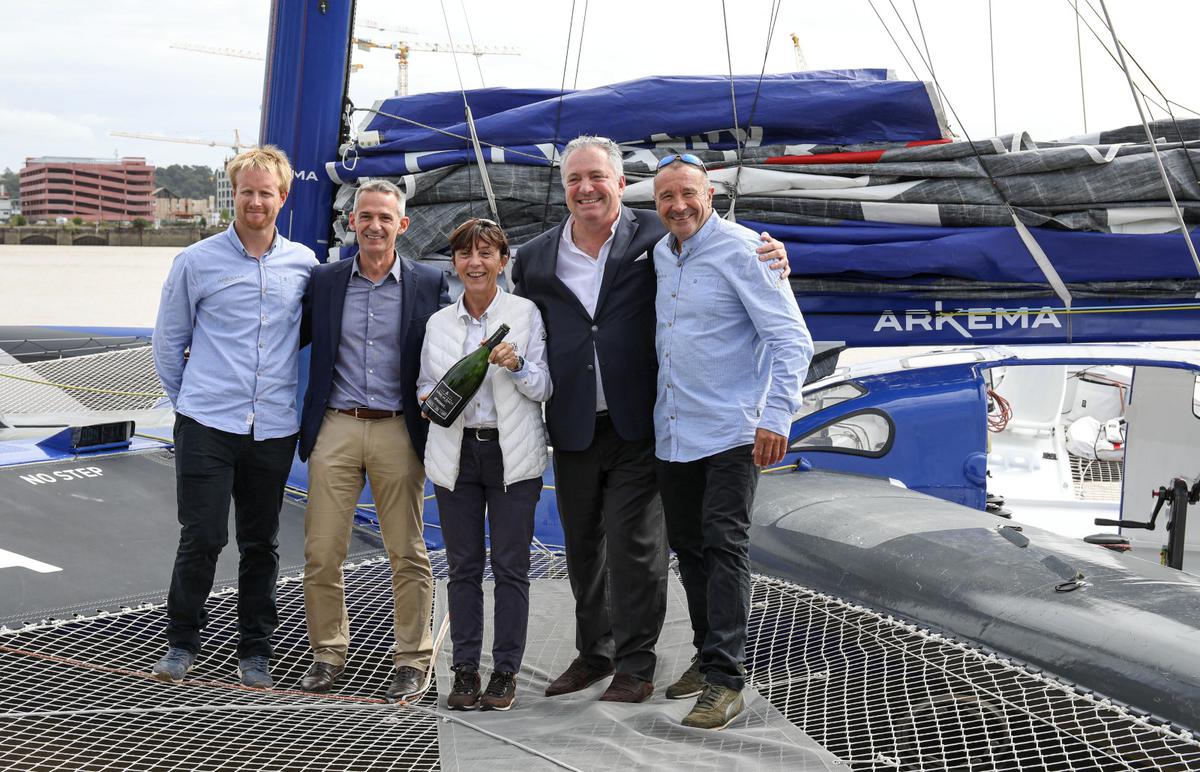 Le 27 septembre 2021, les époux Roucayrol, Quentin Vlamynck et les responsables du groupe Arkema sur l’« Arkema 4 » à Bordeaux.