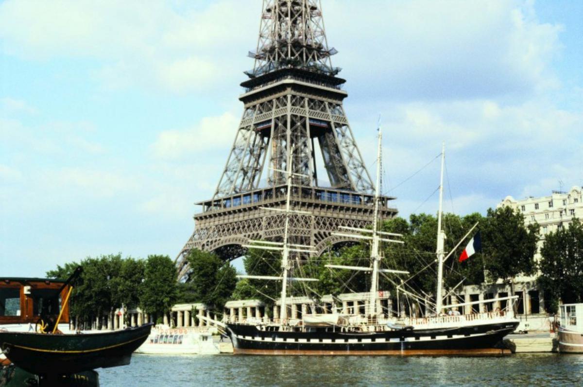 Le Belem à Paris, au pied de la tour Eiffel.